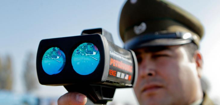 ¿Pueden multarme por conducir a una velocidad inferior a la máxima?