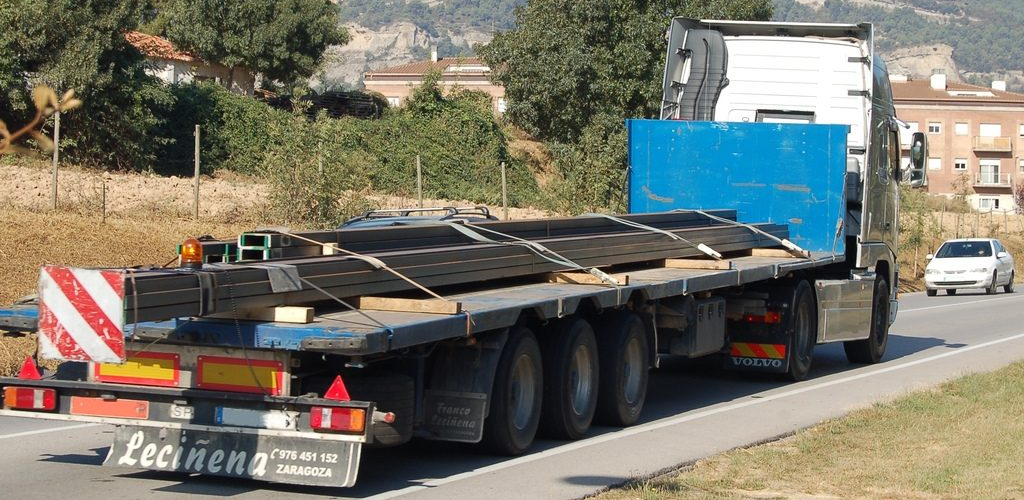 ¿Cuánto puede sobresalir la carga de un camión en Chile?