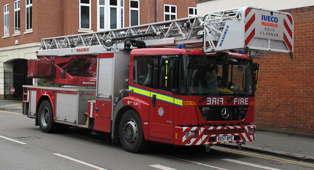 ¿Qué debo hacer cuando se acerca un vehículo de emergencia?