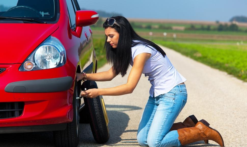 ¿Cómo cambiar la rueda de un auto?