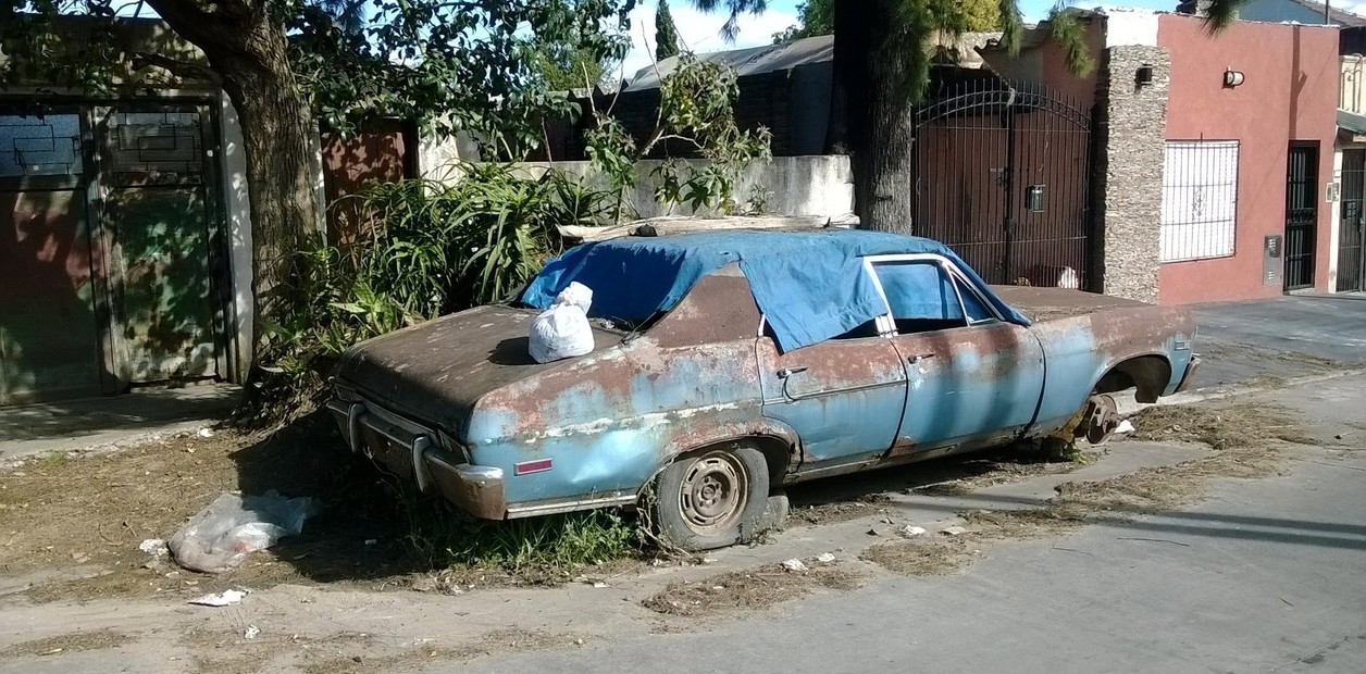 Cómo denunciar un auto abandonado en la vía pública