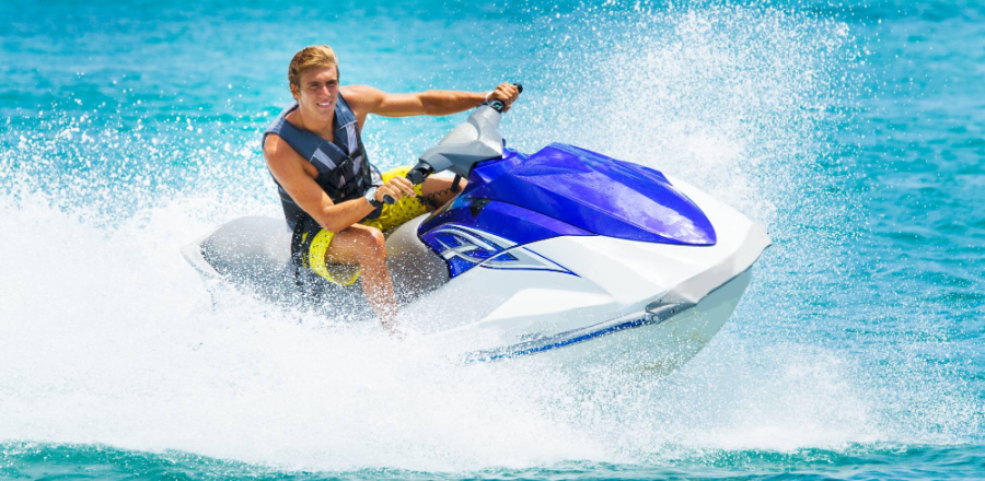 ¿Es necesaria una licencia para manejar lanchas y motos de agua?