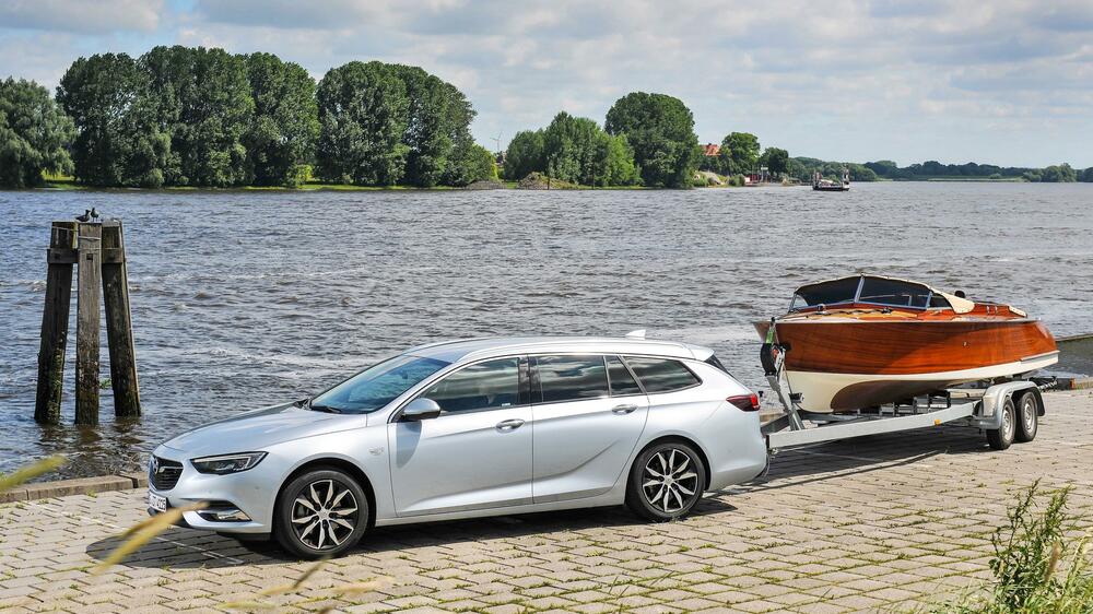 ¿Cómo conducir un vehículo con remolque o sobrecarga?