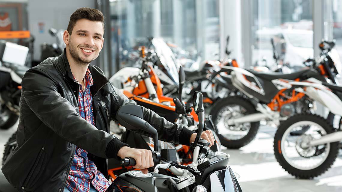 ¿Puedo comprar una motocicleta si mi visa de residencia aún está en trámite?