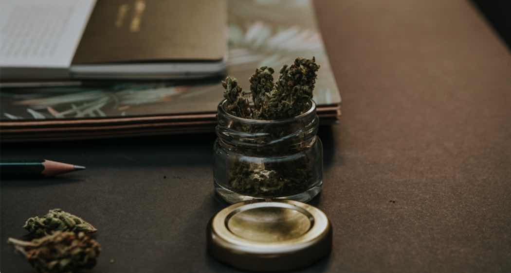 ¿Cómo se evalúa la idoneidad moral del postulante a la licencia de conducir?