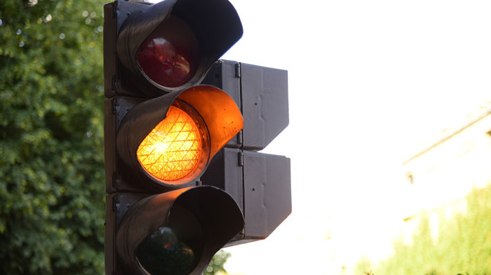 ¿Se puede cruzar si es que el semáforo está en amarillo?