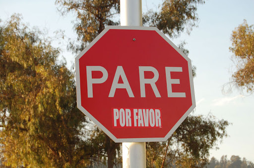 ¿Cómo se debe proceder ante una señal pare y ceda el paso?