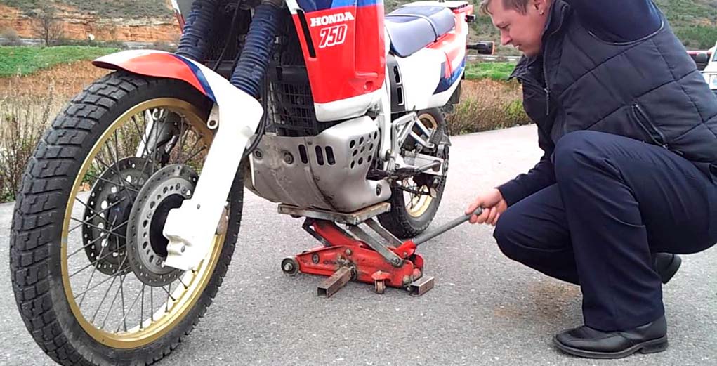 ¿Qué herramientas imprescindibles debo llevar en la moto?