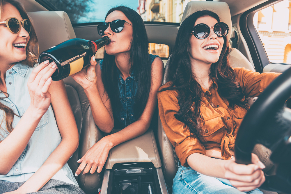 Alcohol en el automóvil ¿Es legal que un pasajero tome mientras manejas?