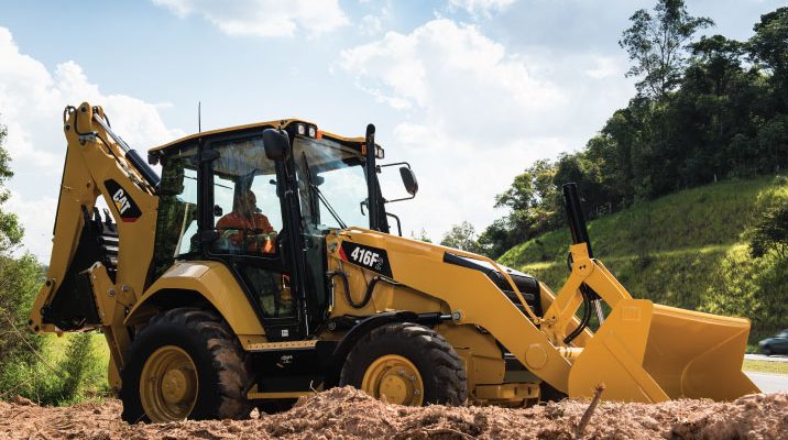 ¿Qué licencia se necesita para manejar una retroexcavadora?