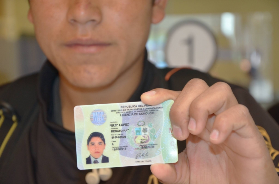 ¿Se puede manejar en Chile con brevete peruano?