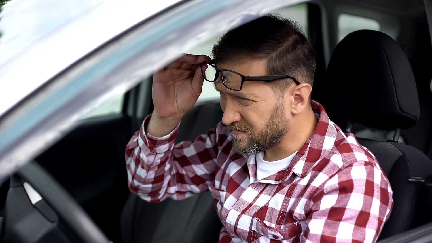 ¿Cuál es la multa por conducir sin lentes?