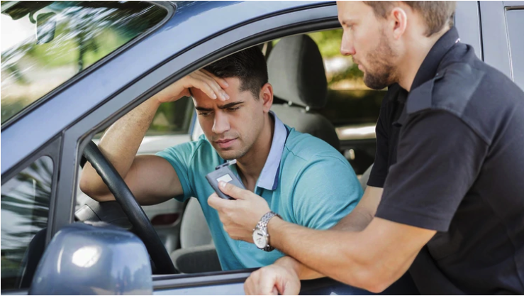 ¿Cuánto es el valor del parte por conducir sin licencia en 2026?