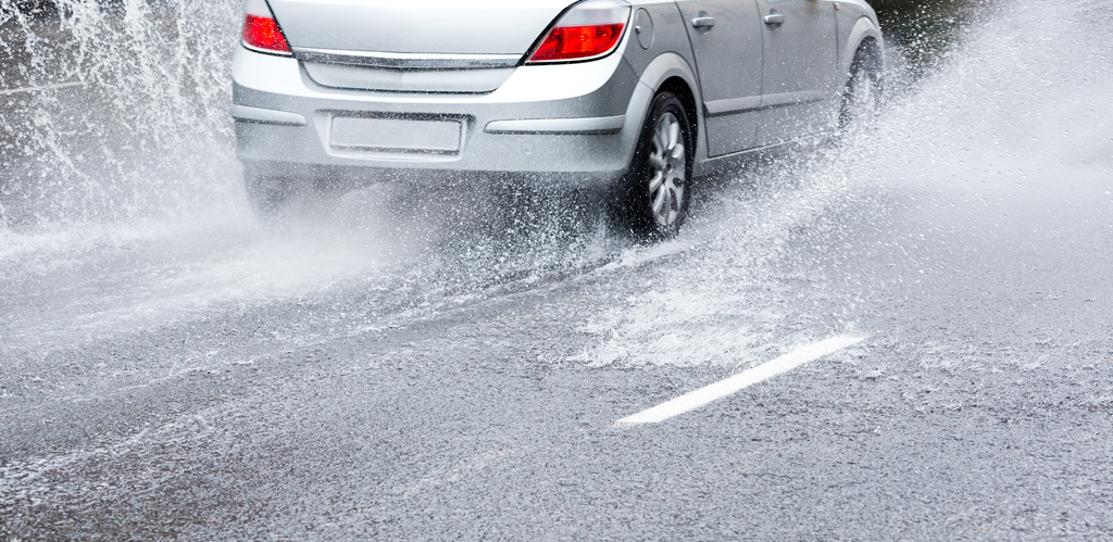 Conducir con lluvia: ¿Qué precauciones debes tomar?