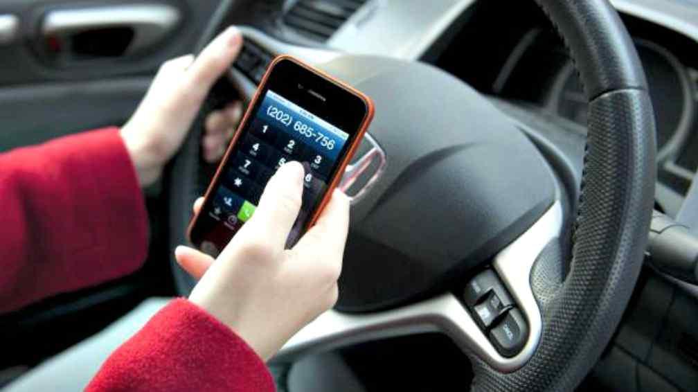 ¿Usas el celular al manejar? Conoce qué acciones podrían costarte un parte gravísimo